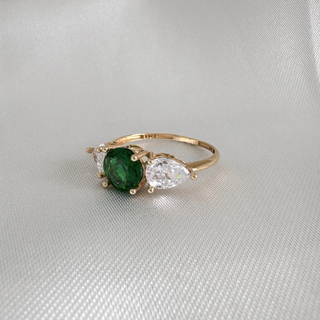 yunagold-gold-ring-YG1255-1 انگشتر طلای زنانه نگین دار سبز و سفید 18 عیار